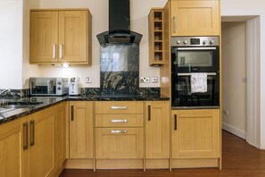 Fridge, microwave, oven, toaster - Central 3BD Home, Short walk to Edinburgh Old Town (Edinburgh)