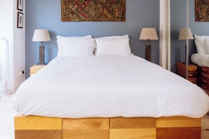 3 bedrooms, iron/ironing board, internet, bed sheets - Stylish, pet friendly 3bd flat near Hollyrood Park (Edinburgh)