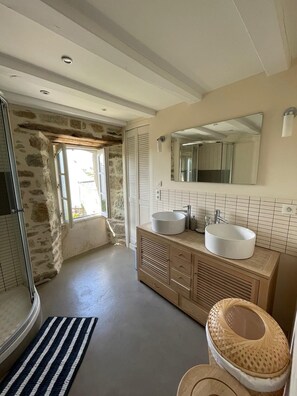 Bathtub, hair dryer, towels, toilet paper - Waterfront home (Landunvez)