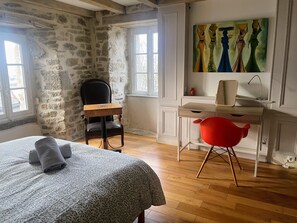 3 chambres, bureau, fer et planche à repasser, Wi-Fi gratuit
