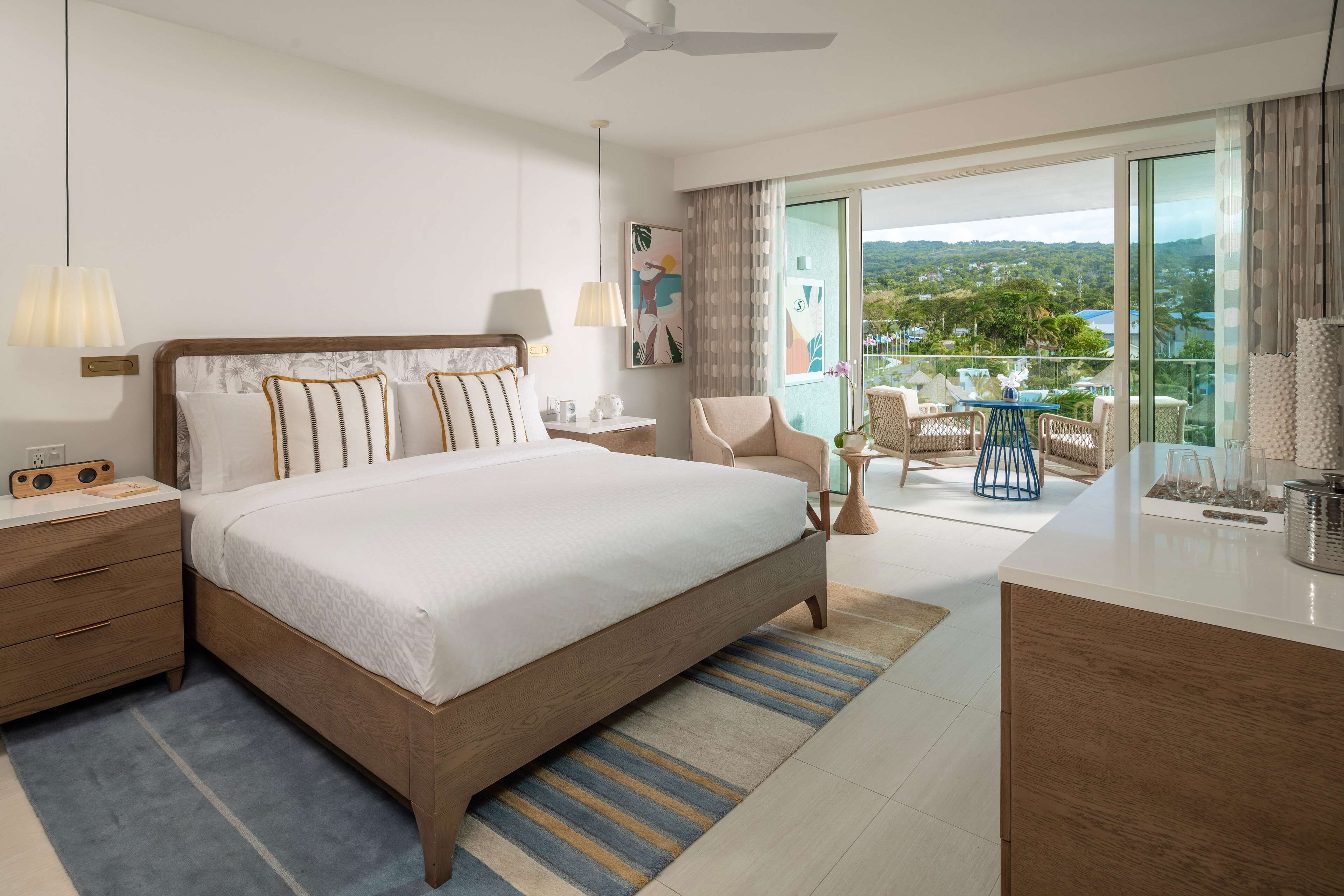 奢华客房, 1 张特大床 (Travertine) | 防过敏的被褥、加厚床垫、迷你吧（备有免费物品）、客房内保险箱