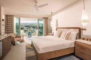 奢华客房, 1 张特大床, 按摩浴缸 (Travertine) | 防过敏的被褥、加厚床垫、迷你吧（备有免费物品）、客房内保险箱