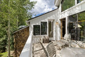 Outdoor dining - Spacious Ski-in Ski-out Condo/Recently Updated/Private Hot Tub (Keystone)