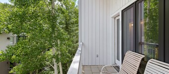 Spacious Ski-in Ski-out Condo/Recently Updated/Private Hot Tub