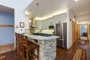 Fridge, microwave, oven, stovetop - Spacious Ski-in Ski-out Condo/Recently Updated/Private Hot Tub (Keystone)