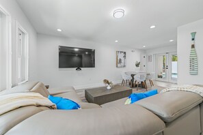 4 habitaciones, escritorio y tabla de planchar con plancha