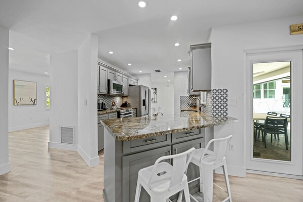 Kylskåp, mikrovågsugn, ugn och spishäll