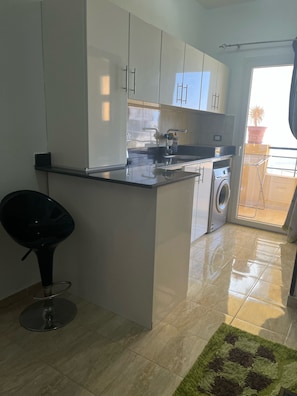 Køleskab, kogeplade, elkedel, brødrister