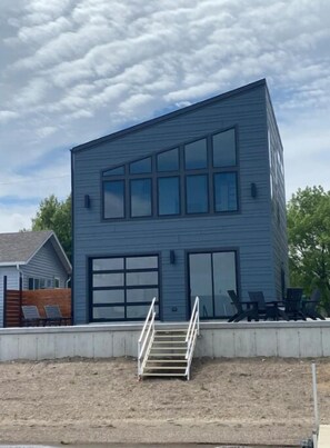 Exterior - Waterfront Home on Lake Poinsett! 5 queen beds and a Beachfront Bar!! Sleeps 10 (Arlington)