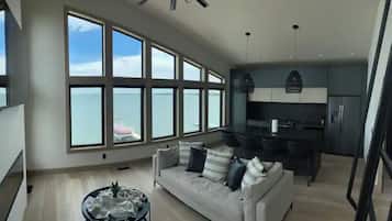 Smart-TV, Kamin, Stereoanlage