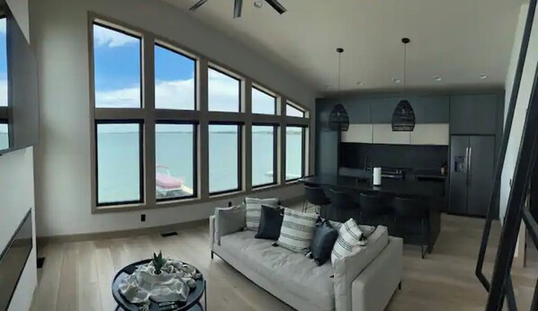 Smart TV, fireplace, stereo - Waterfront Home on Lake Poinsett! 5 queen beds and a Beachfront Bar!! Sleeps 10 (Arlington)