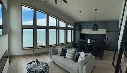 Waterfront Home on Lake Poinsett! 5 queen beds and a Beachfront Bar!! Sleeps 10