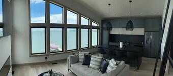 Waterfront Home on Lake Poinsett! 5 queen beds and a Beachfront Bar!! Sleeps 10