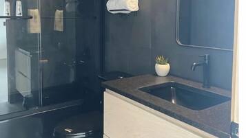 Regadera, secadora de cabello, toallas, jabón