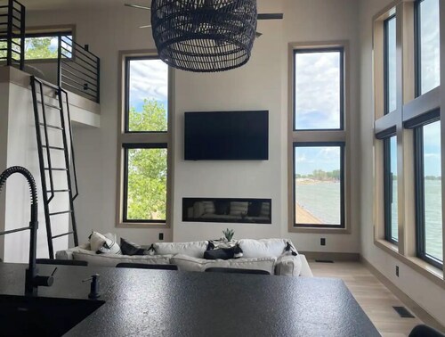 Waterfront Home on Lake Poinsett! 5 queen beds and a Beachfront Bar!! Sleeps 10