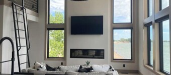Waterfront Home on Lake Poinsett! 5 queen beds and a Beachfront Bar!! Sleeps 10