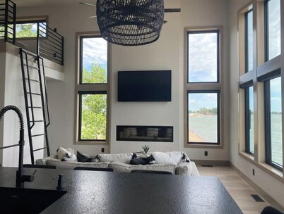 Waterfront Home on Lake Poinsett! 5 queen beds and a Beachfront Bar!! Sleeps 10