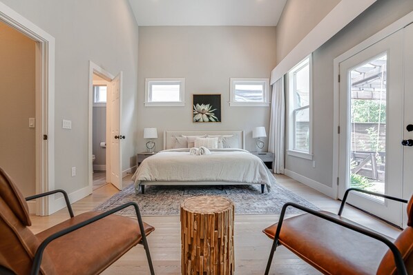 5 bedrooms, desk, iron/ironing board, travel crib - Pearl Cottage and Townhouse Loft Combined. Sleeps 17 near River & Pearl District (San Antonio)