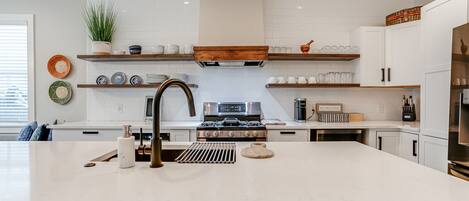 Een koelkast, een microgolfoven, een oven, een kookplaat