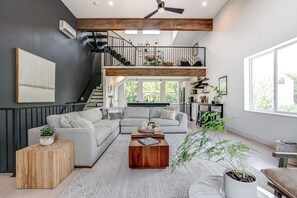 Smart TV, fireplace - Pearl Cottage and Townhouse Loft Combined. Sleeps 17 near River & Pearl District (San Antonio)