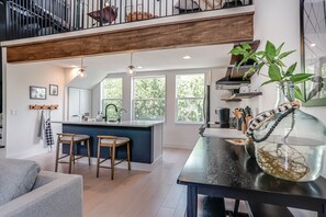 Fridge, microwave, oven, stovetop - Pearl Cottage and Townhouse Loft Combined. Sleeps 17 near River & Pearl District (San Antonio)