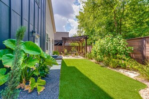 Property grounds - Pearl Cottage and Townhouse Loft Combined. Sleeps 17 near River & Pearl District (San Antonio)