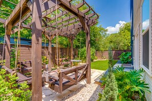 Terrace/patio - Pearl Cottage and Townhouse Loft Combined. Sleeps 17 near River & Pearl District (San Antonio)