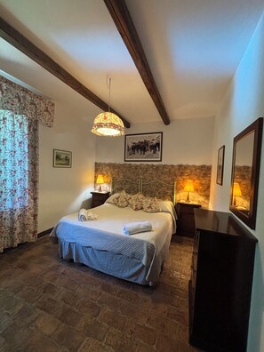 2 bedrooms, travel cot, WiFi, bed sheets