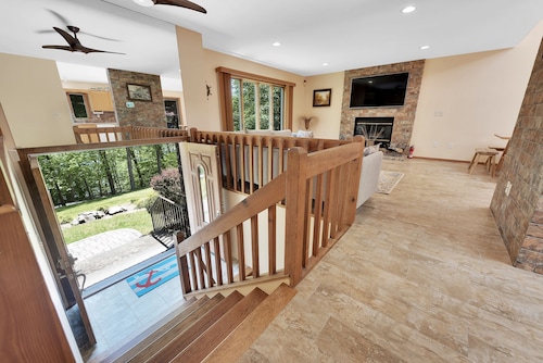 Beautiful Lakefront House with Private Dock, Secluded, Air Hockey