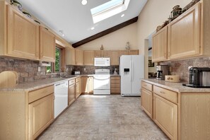 ثلاجة، ميكروويف، فرن، موقد طهي مسطح