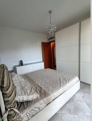 1 habitación, tabla de planchar con plancha, wifi y ropa de cama 
