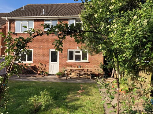 Quiet residential area - 10 miles from city of Bath. Train links to London.