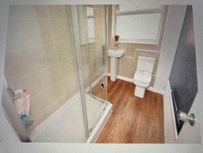 Bañera, secador de pelo, toallas, jabón