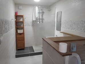 Douche, sèche-cheveux, serviettes fournies