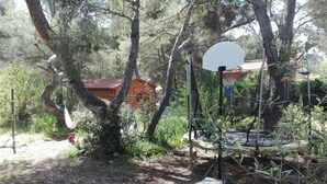An outdoor basketball court surrounded by trees and a house in the background. - House with swimming pool in the pines 500M from the sea (MARTIGUES)