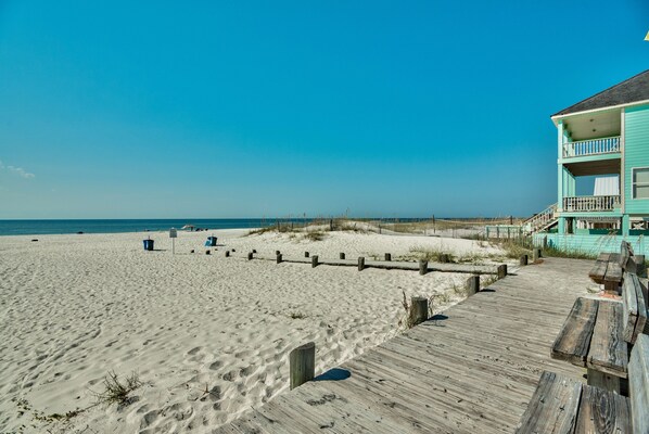 Beach nearby - If Barbie Were a Condo, this is IT! VaVoom Views, Wall of Glass, Leather, space (Gulf Shores)