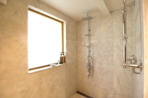 Hårføner, håndklær, såpe og toalettpapir