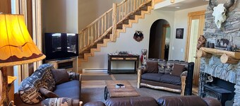 Cozy mountain retreat with a hot tub; steps to national forest trails!