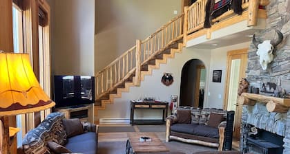 Cozy mountain retreat with a hot tub; steps to national forest trails!