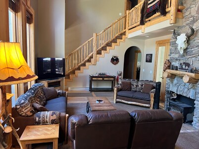 Cozy mountain retreat with a hot tub; steps to national forest trails!