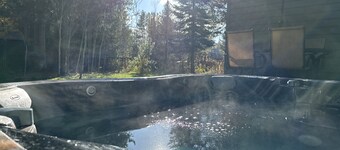 Cozy mountain retreat with a hot tub; steps to national forest trails!