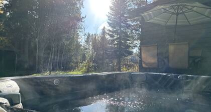 Cozy mountain retreat with a hot tub; steps to national forest trails!