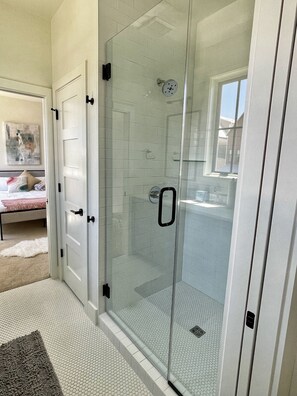 Combined shower/bathtub, hair dryer, towels, soap
