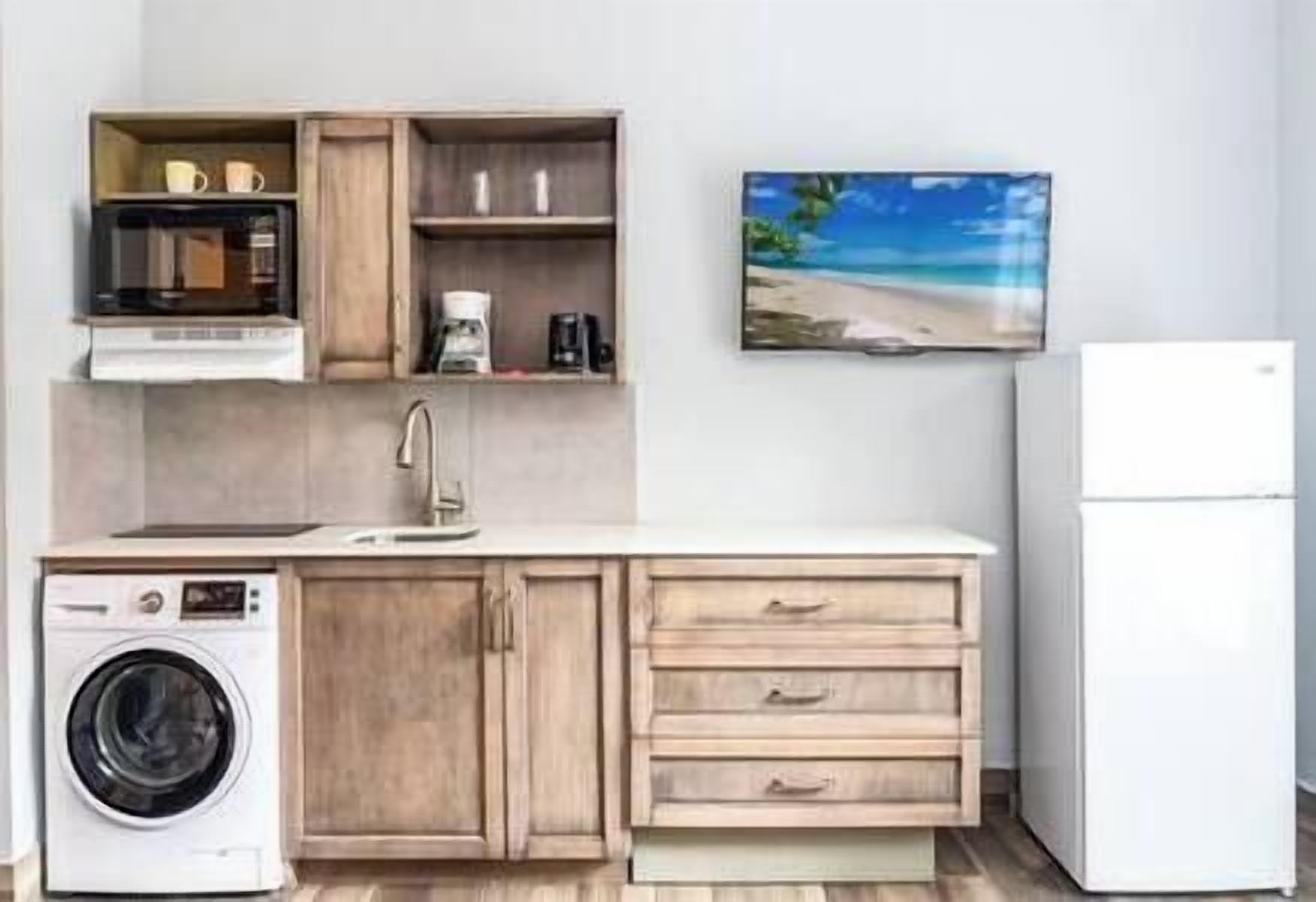 Réfrigérateur, micro-ondes, cafetière/bouilloire, grille-pain