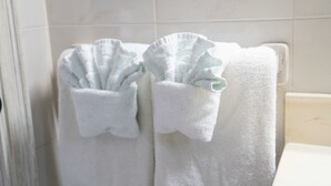 Combined shower/tub - Lovely beachside 1-bed rental unit SEAHORSE (Speightstown)
