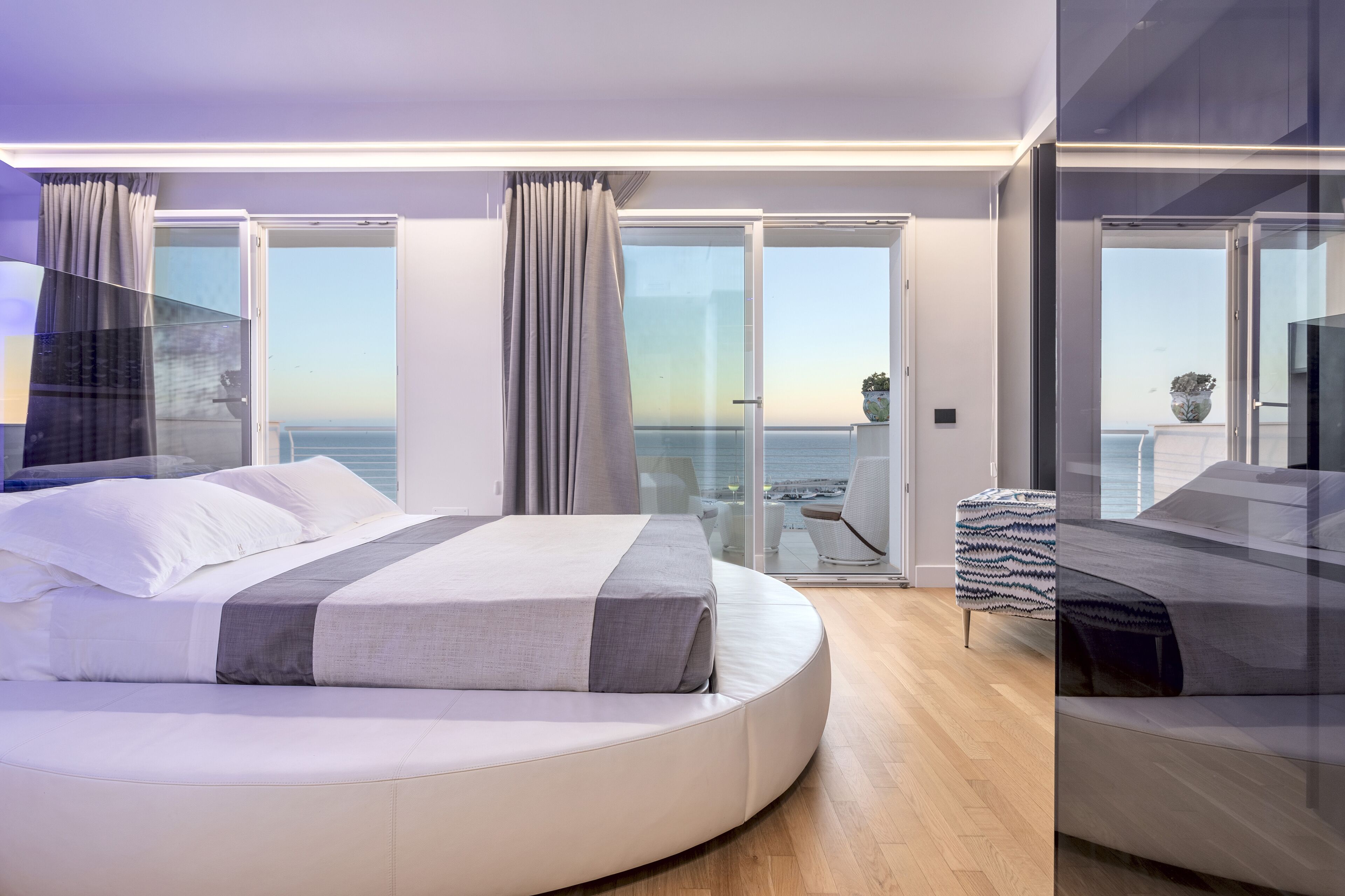 Romantisk suite | Sengetøy av topp kvalitet, dundyner, safe på rommet og skrivebord