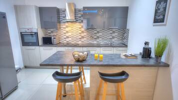 Kühlschrank, Mikrowelle, Ofen, Geschirrspüler