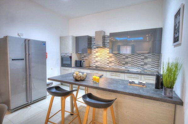 Kühlschrank, Mikrowelle, Ofen, Geschirrspüler