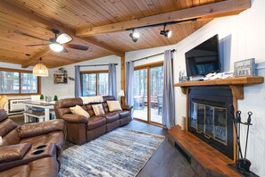 Smart TV, chimenea y libros 