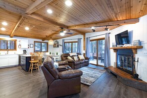 Smart TV, fireplace, books - Beautiful Lake View Cabin with Private Beaches (Wisconsin Dells)